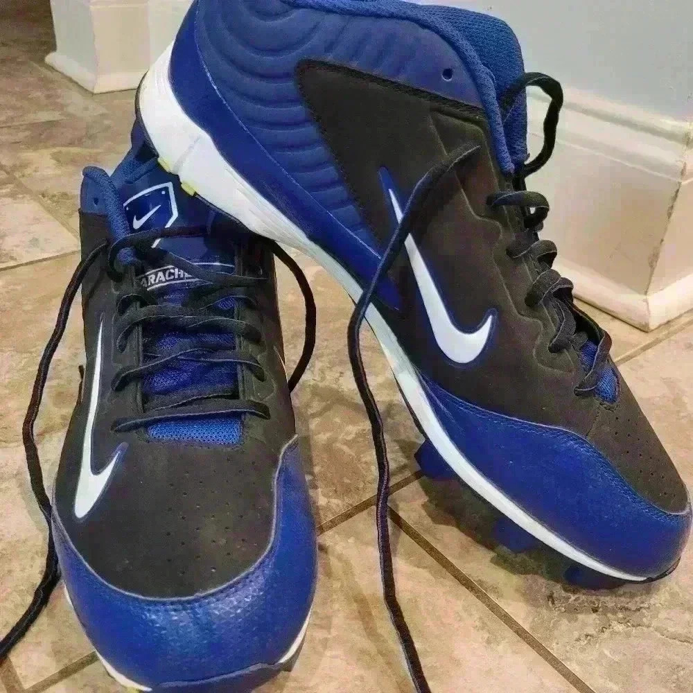 Mens Nike baseball cleats EUC, size 13